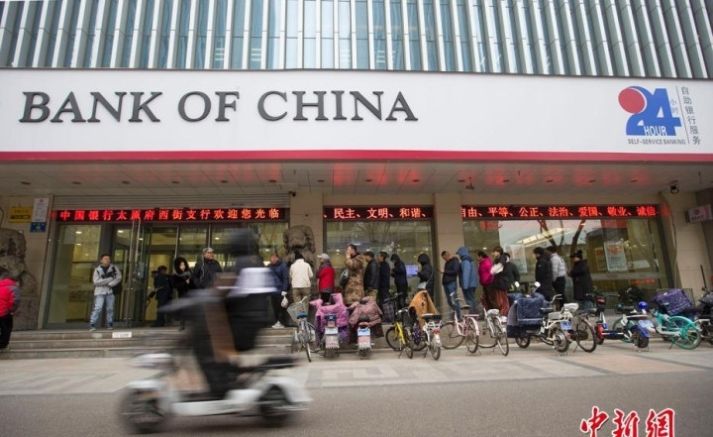  兑换|太原民众排队兑换“圆角正方形”泰山纪念币