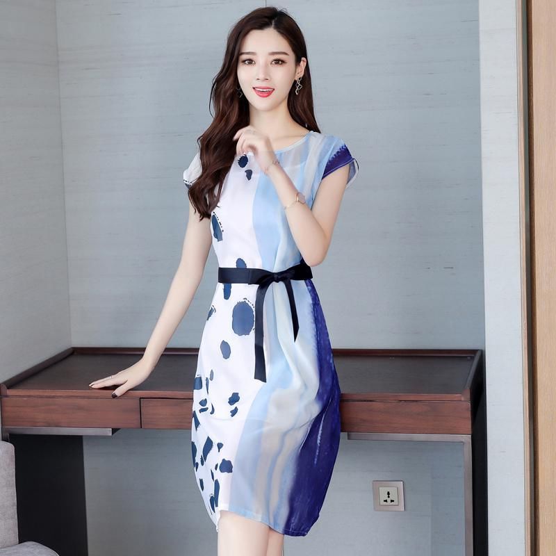 牛仔裤确实不流行了，奔4女人大暑天都穿冷风裙+凉鞋，美到扎心