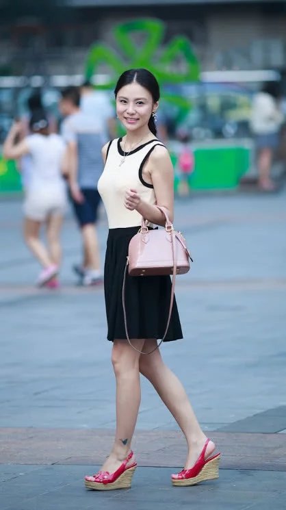 气质小姐姐无袖连衣裙甜美可爱，青春活力且小清新范儿十足