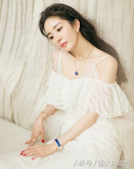 32岁杨幂和39岁殷桃，同穿一字肩裙，网友：真美腿和假美腿的差距