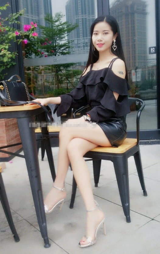 气质小姐姐独坐咖啡馆，包臀裙尽显逆天大长腿，性感小蛮腰让人着