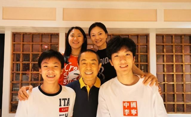 「丈夫」张艺谋70岁生辰没法与亲人过, 老婆陈婷放大招给丈夫庆生被赞认真