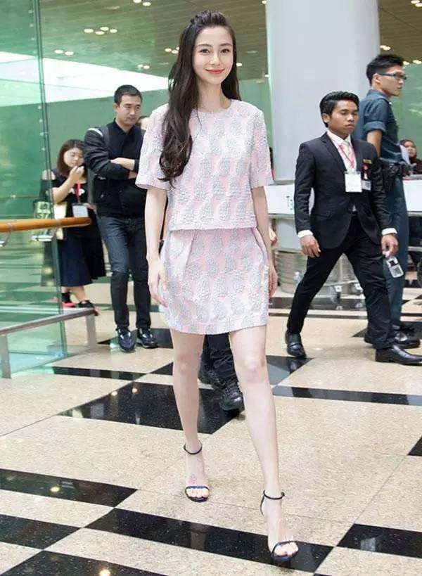 baby迷上驴蹄鞋! 连和迪丽热巴同台都不放过, 但是结果尴尬了