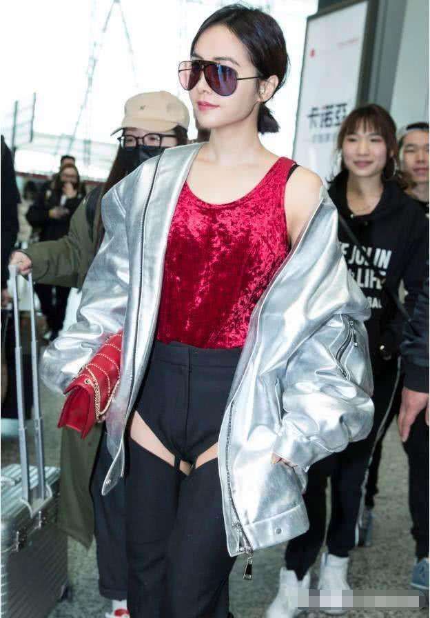蔡依林穿内裤现身机场凹造型!网友:你已经成功引起了我的注意!