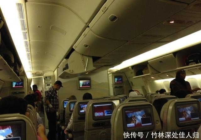  #空姐#乘坐飞机时，这四项“不公开”福利，主动提出空姐都会满
