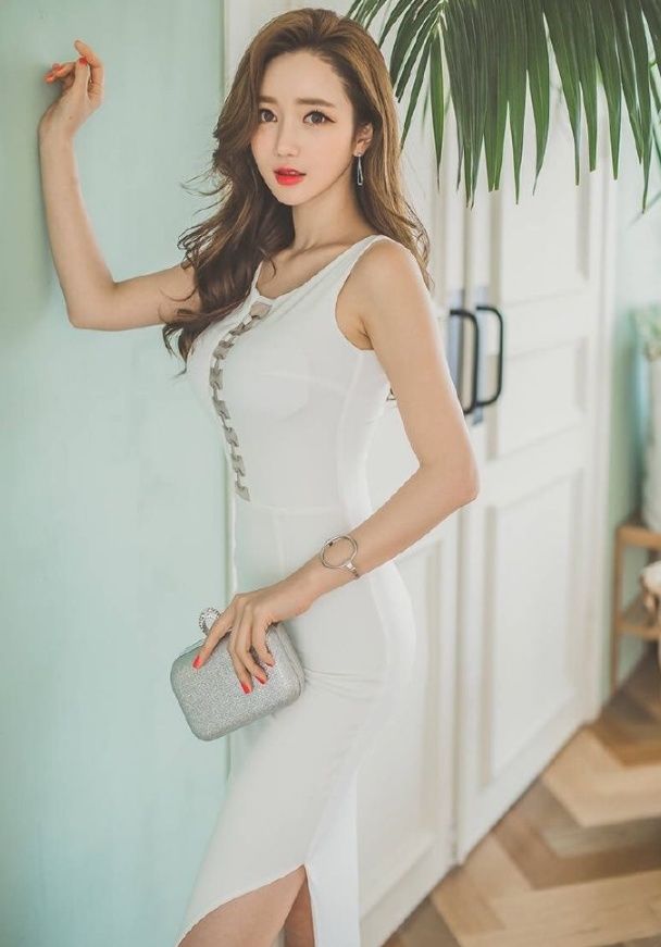 风格独特的紧身裙模特美女，颜值出众身材一流，展现柔美线条感!