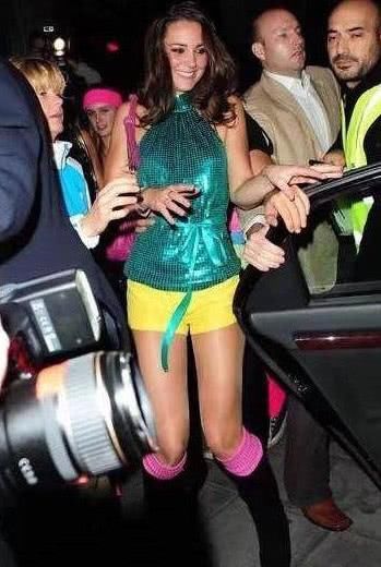 凯特王妃旧照，高贵女王范不再，多了一丝狂野，对长筒靴情有独钟