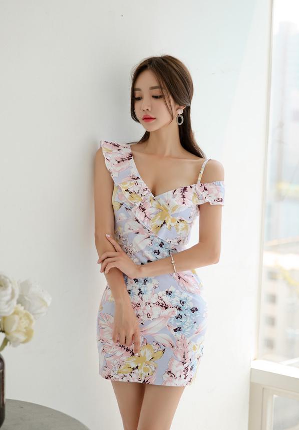 时尚街拍，青春靓丽的小姐姐，性感的连衣裙，少女韵味十足