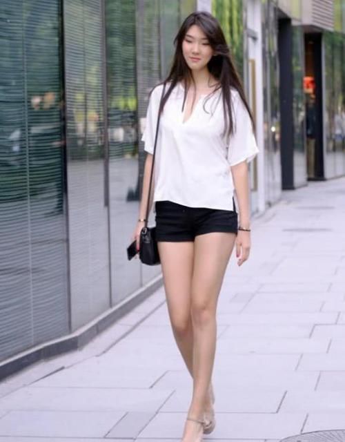  『短袖』街拍：身材高挑的美女，一件白色短袖配黑色短裤，时尚魅力气质