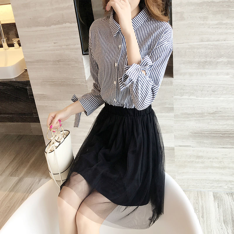 明明只有33岁,别打扮像大妈,瞧瞧下图女人穿的裙装,美不可言