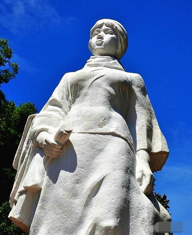 杨开慧墓，29岁为国捐躯，墓前两子墓左右相伴，英雄事迹令人落泪