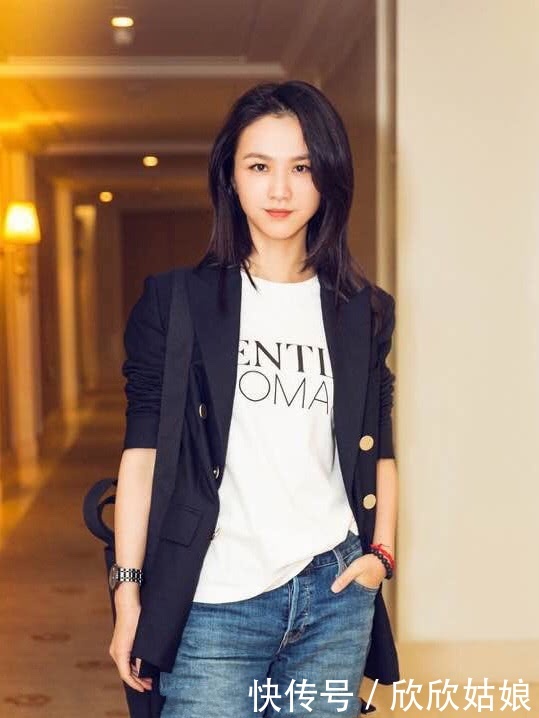 汤唯裙子穿的有短又紧，坐下的瞬间好尴尬！好歹也拿东西盖一盖吧