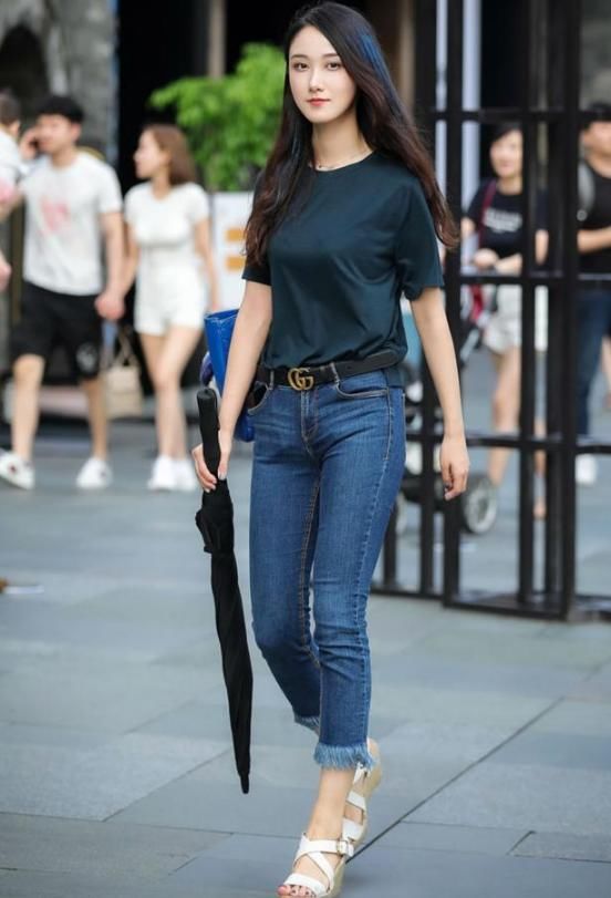 街拍：靓丽的紧身打底裤小姐姐，增添几分娇俏动人