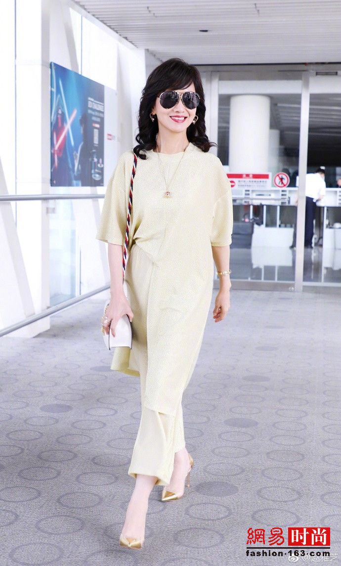 敢穿!63岁赵雅芝穿透视衫短裤秀紧致身材