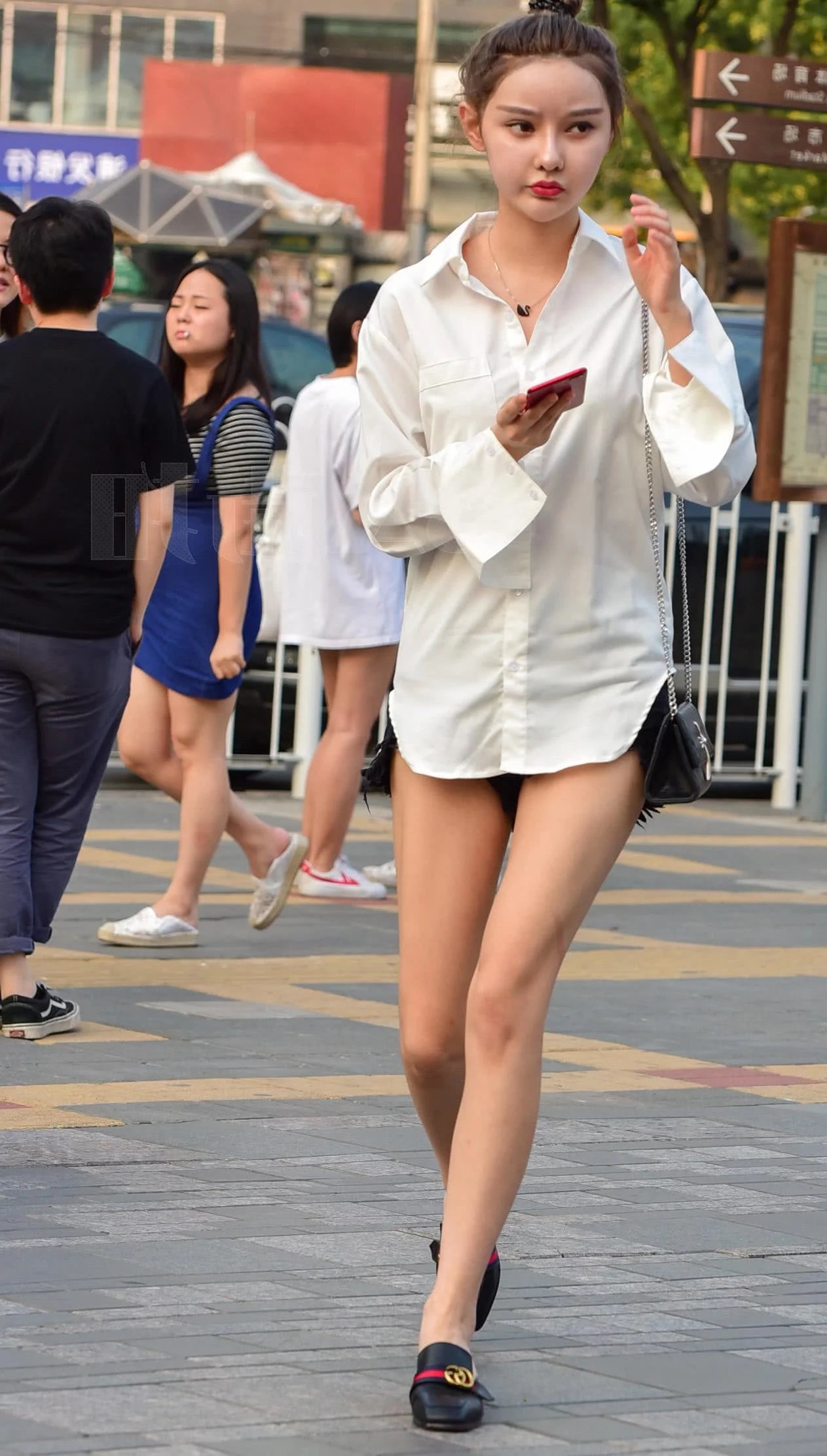 气质小姐姐丸子头俏皮甜美，这大长腿让正在抽烟的大妈都高看一眼