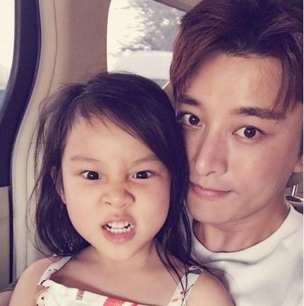 甜馨长大就成了李小璐，穿着吊带长发垂肩，网友：“小妖精”