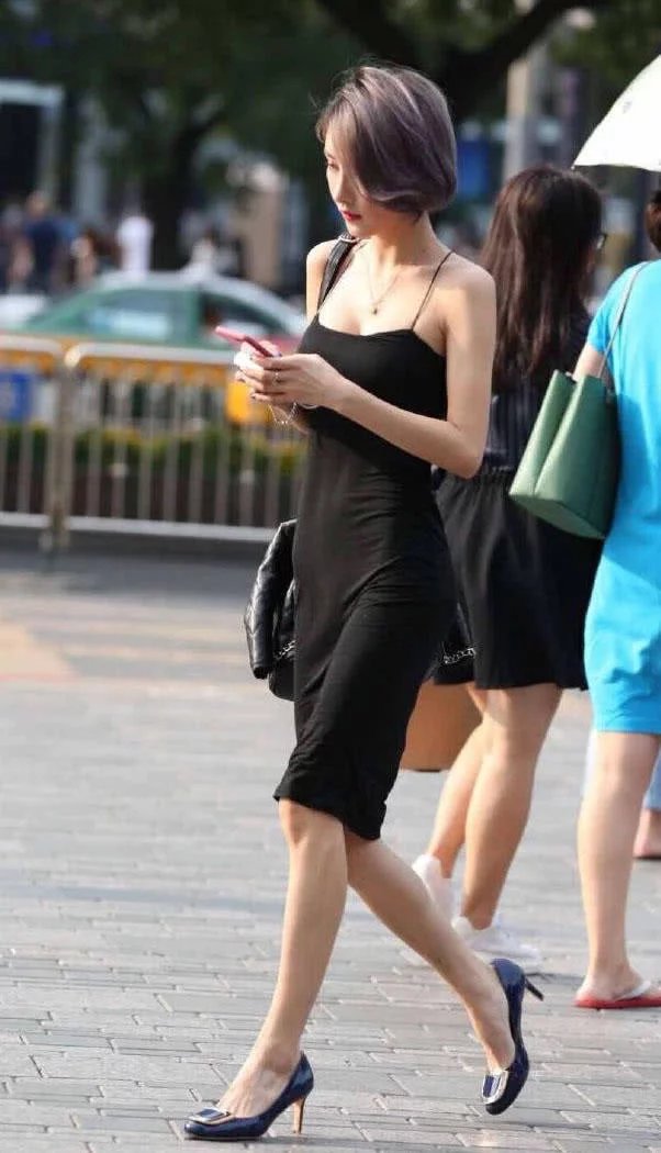 远看是一位身材婀娜的老奶奶，细看却是一位身材丰满的气质美女，