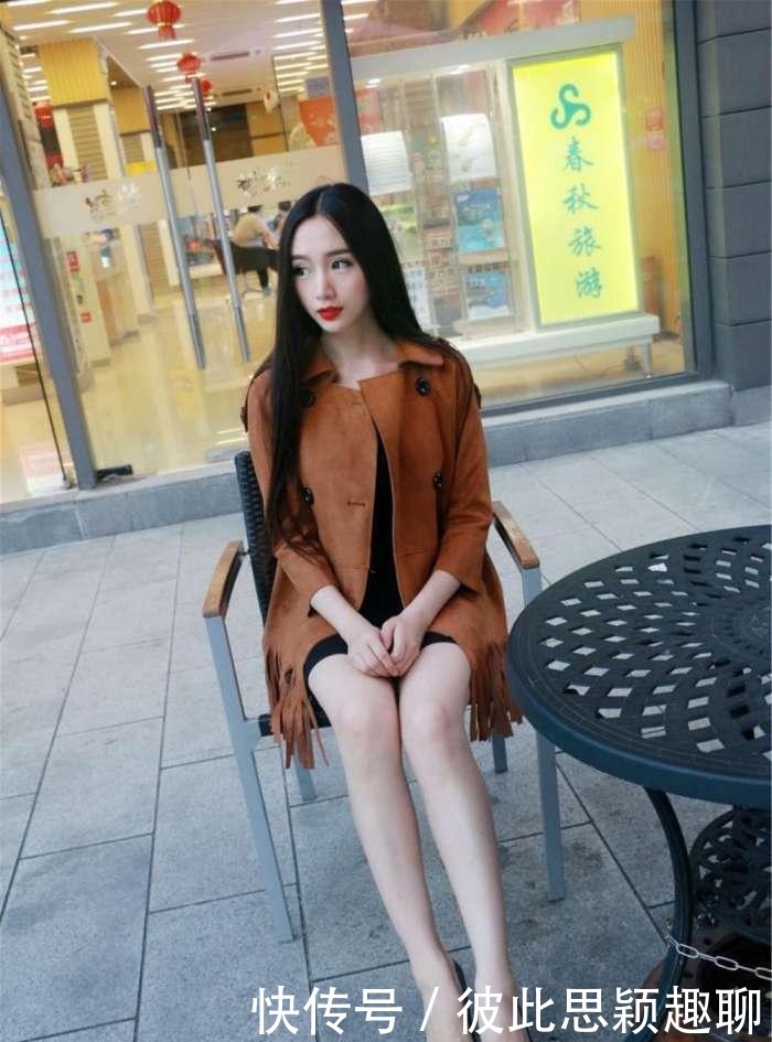 白皙|美女清新又时尚,修长白皙的美腿引人注目!