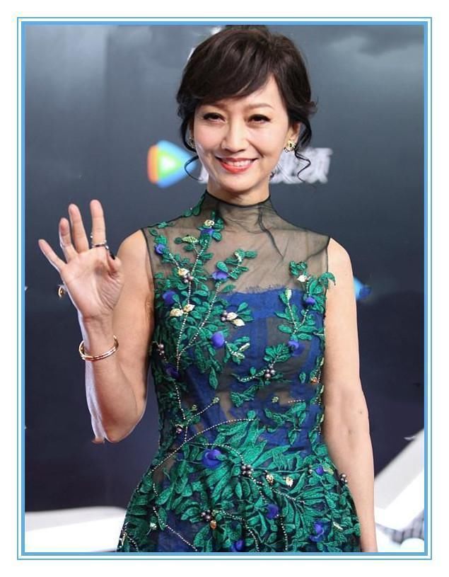 本以为赵雅芝的薄纱裙够透的了，可看到刘晓庆才知道什么叫疯狂！