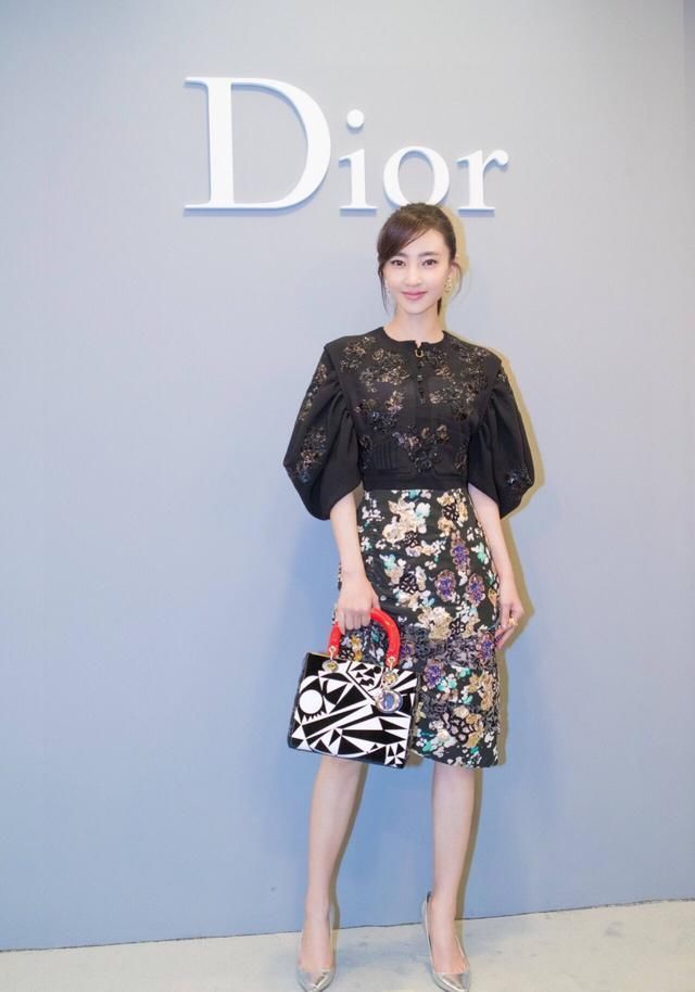 可成熟,可清新,可御姐,王丽坤简单短袖搭渔夫帽把人美哭