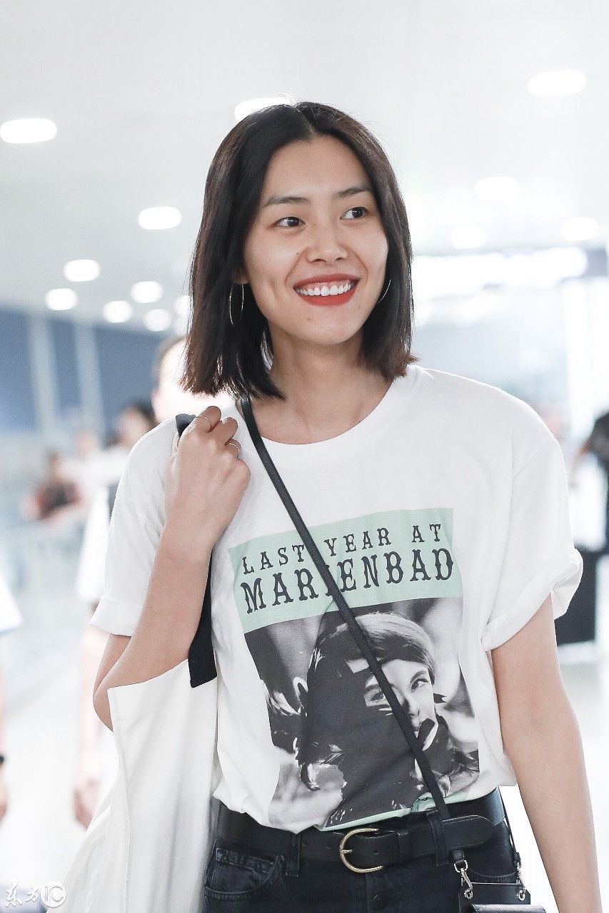 刘雯现身机场大长腿惹人羡慕 网友:不知谁有福气能把她娶回家