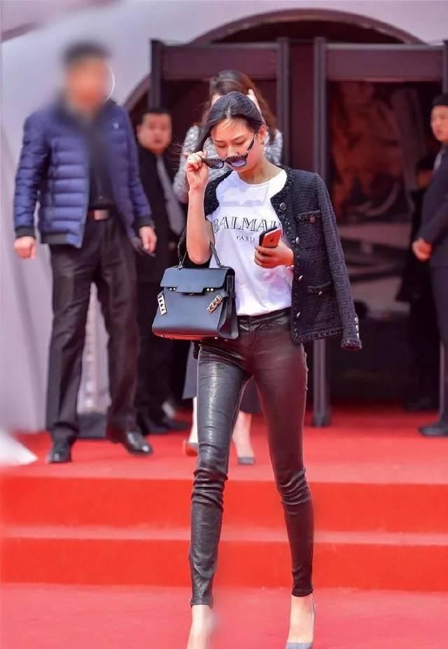 『都市女性』都市女性搭配高跟鞋,让职业装也带着成熟的气息