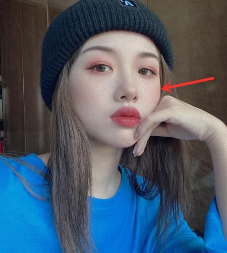  【自拍】阿沁复工后尝试“雀斑妆”，用原相机自拍更显独特，不愧是时尚达人