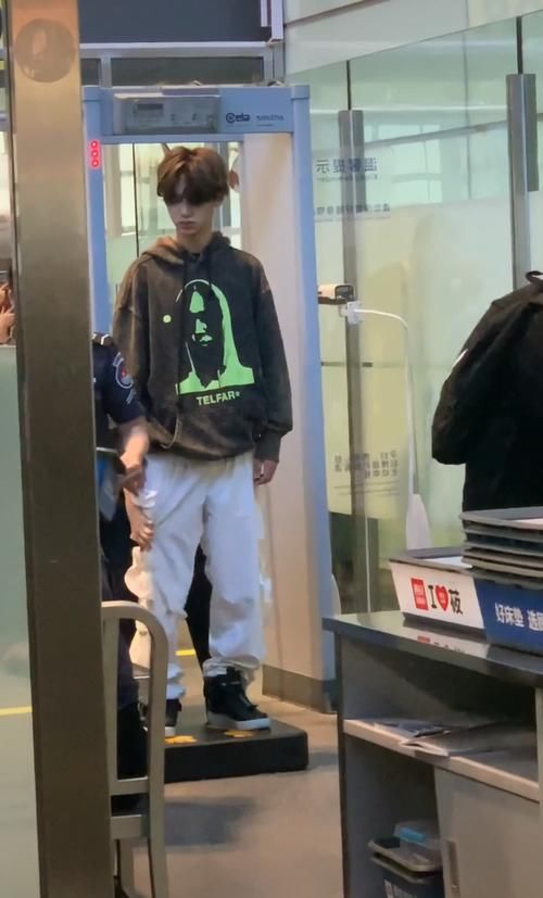  安检：黄明昊因穿“多袋裤”，安检比普通人慢5倍，网友：羡慕安检姐姐