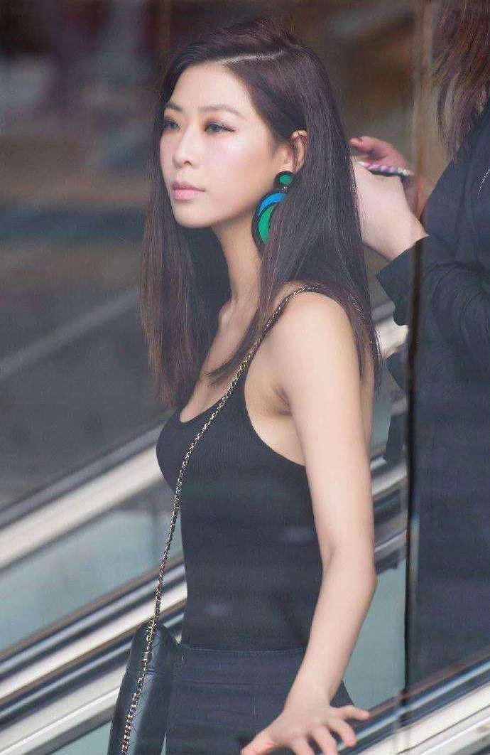 美女就那么任性，穿紧身裤也薄如蝉翼