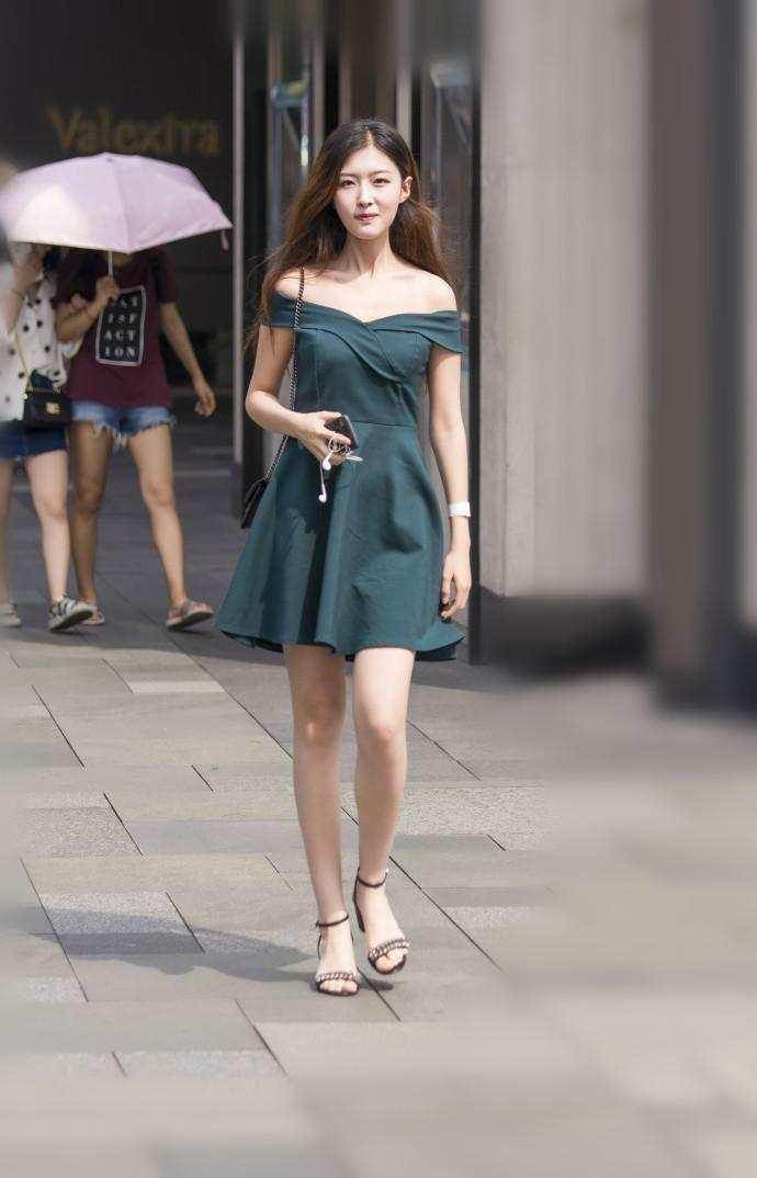 街拍：小姐姐墨镜出街，走在街上都特别有气势，你能驾驭吗？