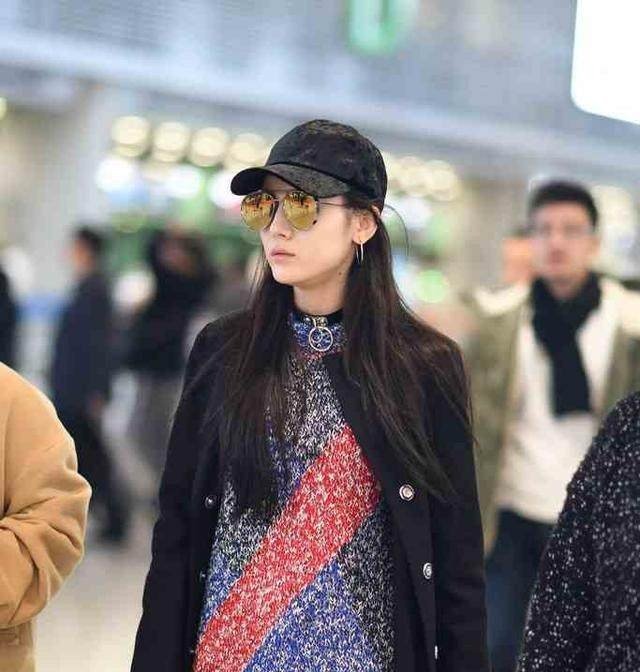 迪丽热巴街拍气场全开，长靴上身比起“老板”杨幂更有女神范！