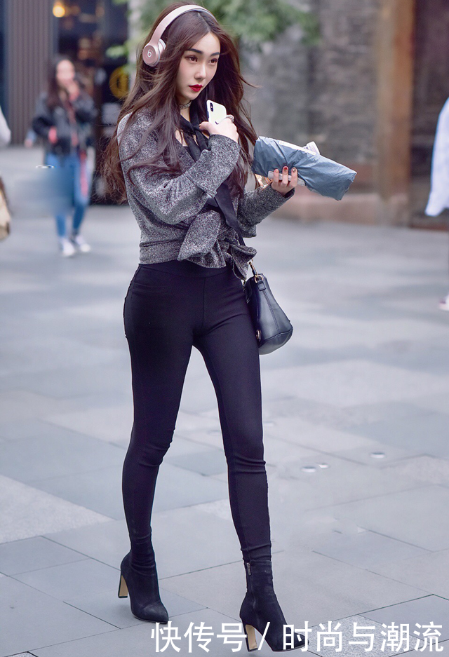 街拍：新潮的紧身裤装扮，让美女穿出纤细匀称的大长腿