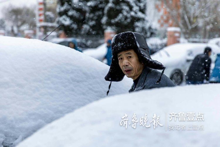 大雪扮靓了文登的夜，也忙坏了扫雪人