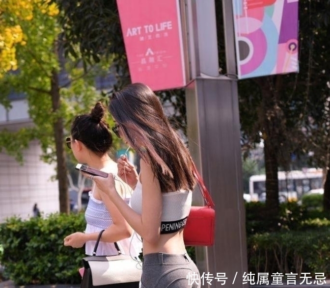夸张|街拍:毫不夸张地说,这才是百里挑一的真女神!