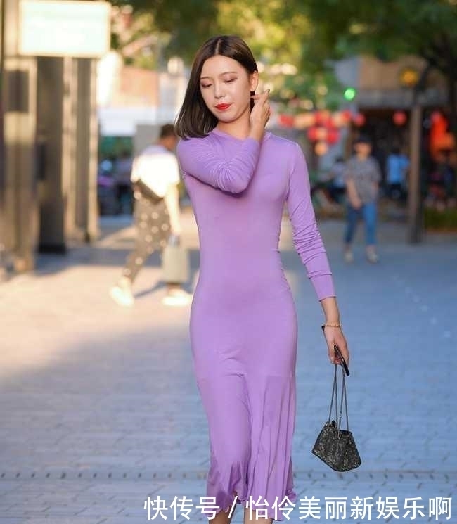  【成熟的女】美女一件连衣裙，硬是穿出了紧身衣的效果！