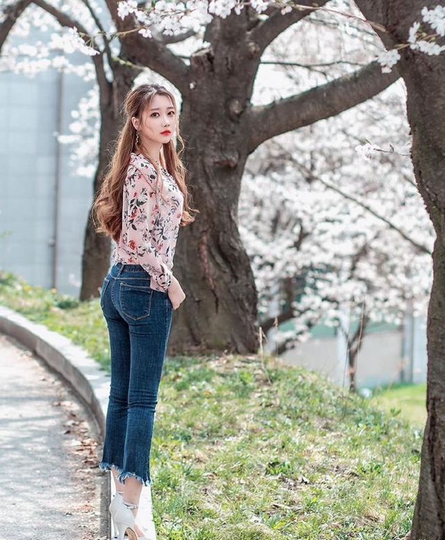 牛仔裤穿搭，展现纤细身材，给人一种高贵的气质