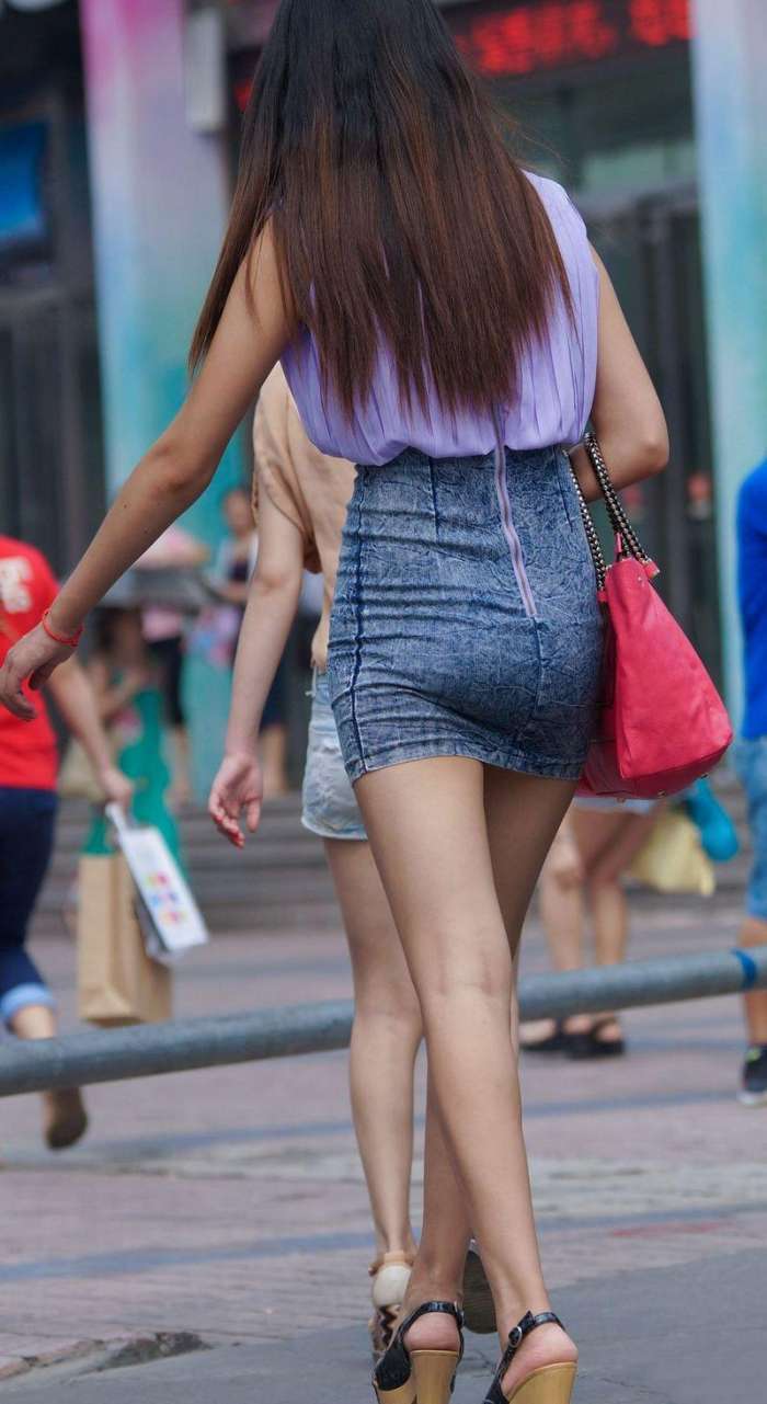 街拍: 牛仔包臀短裙长腿美女, 腰细如柳耐看又时尚