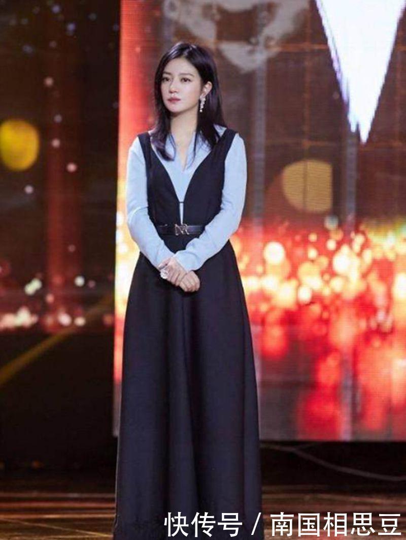 赵薇太豪放了，衬衣直接开叉到胃大秀事业线，网友：居然没穿内搭