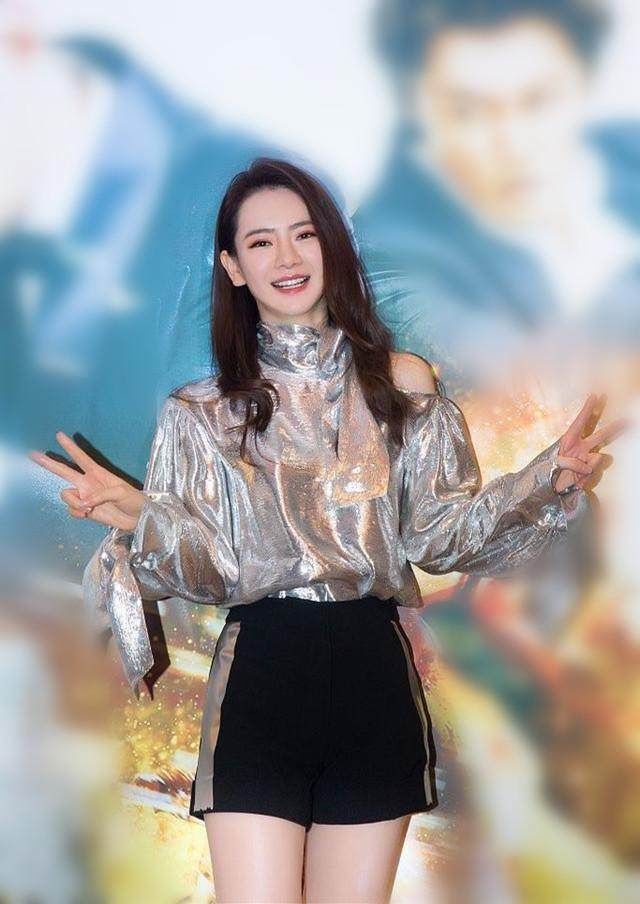 戚薇发布会秀美腿，网友:纵有美人千千万，“戚爷”长腿占一半!