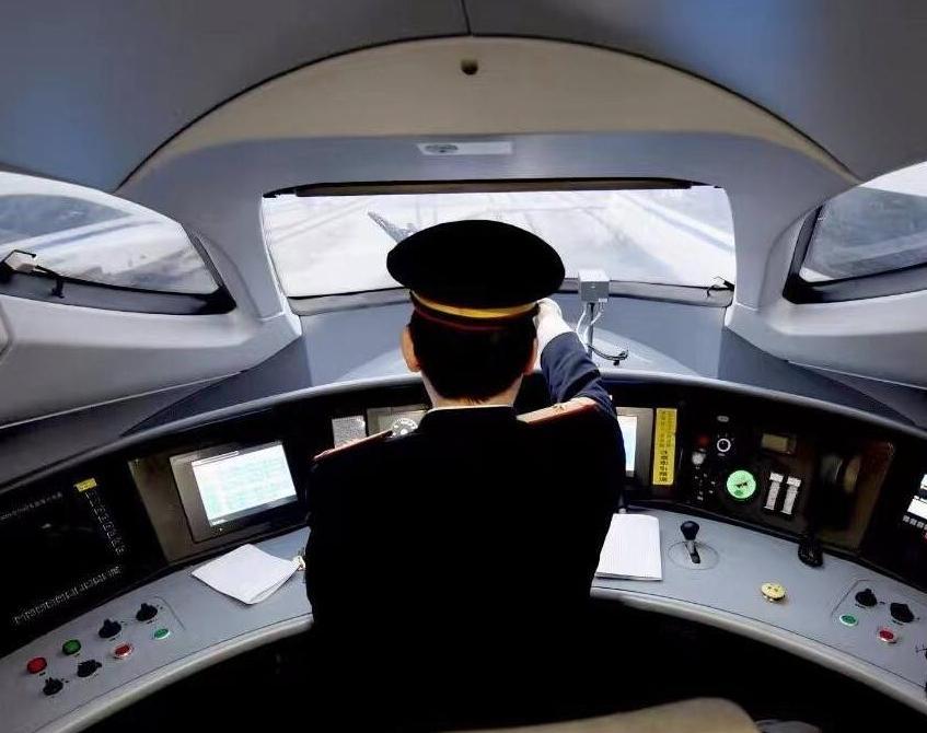 高铁司机为何每30秒就要踩一次踏板？为何有这样的规定？长见识了