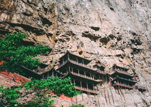 我国最“特殊”寺庙，建在悬崖之上，冬天还不能生火