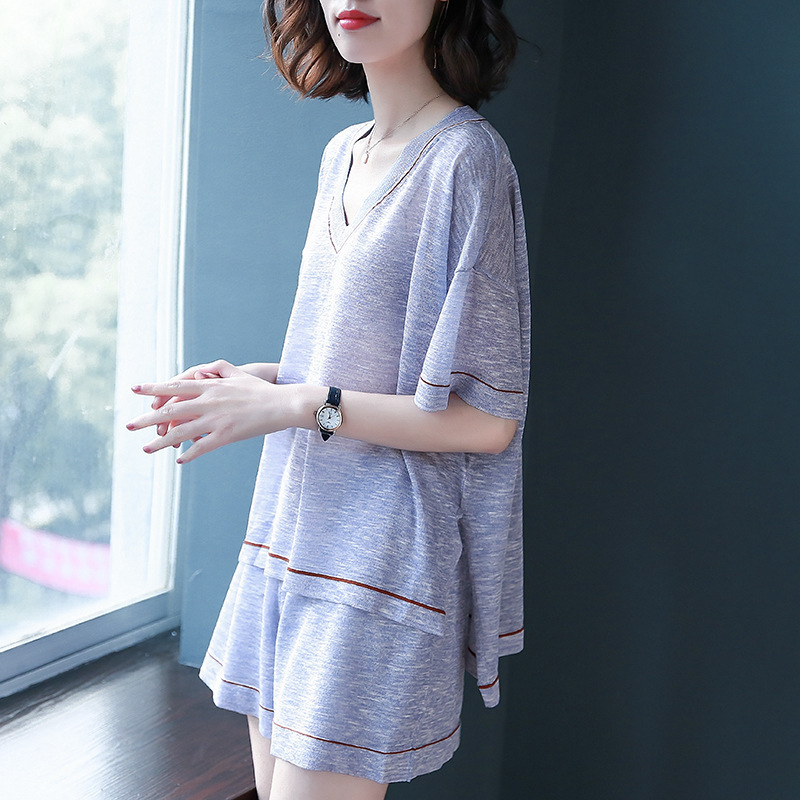 嫂子刚从香港回来，说今夏流行穿休闲套装，出门搭双小白鞋都美炸