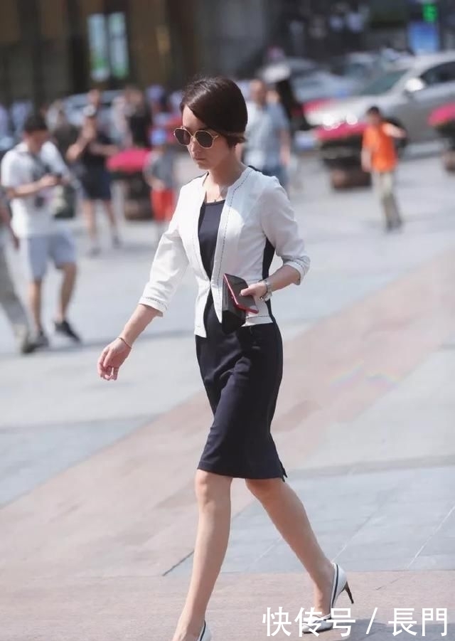  「气质」紧身牛仔裤搭配高跟鞋，让女性出街更有气质