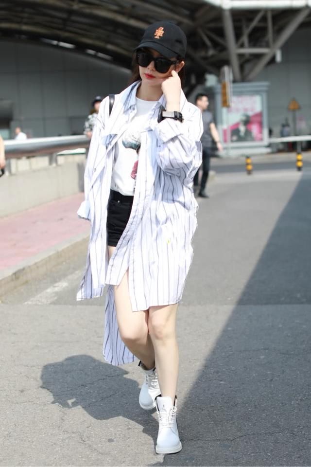 戚薇短裤穿的太短了，怪不得双腿夹这么紧，网友:站着都尴尬!