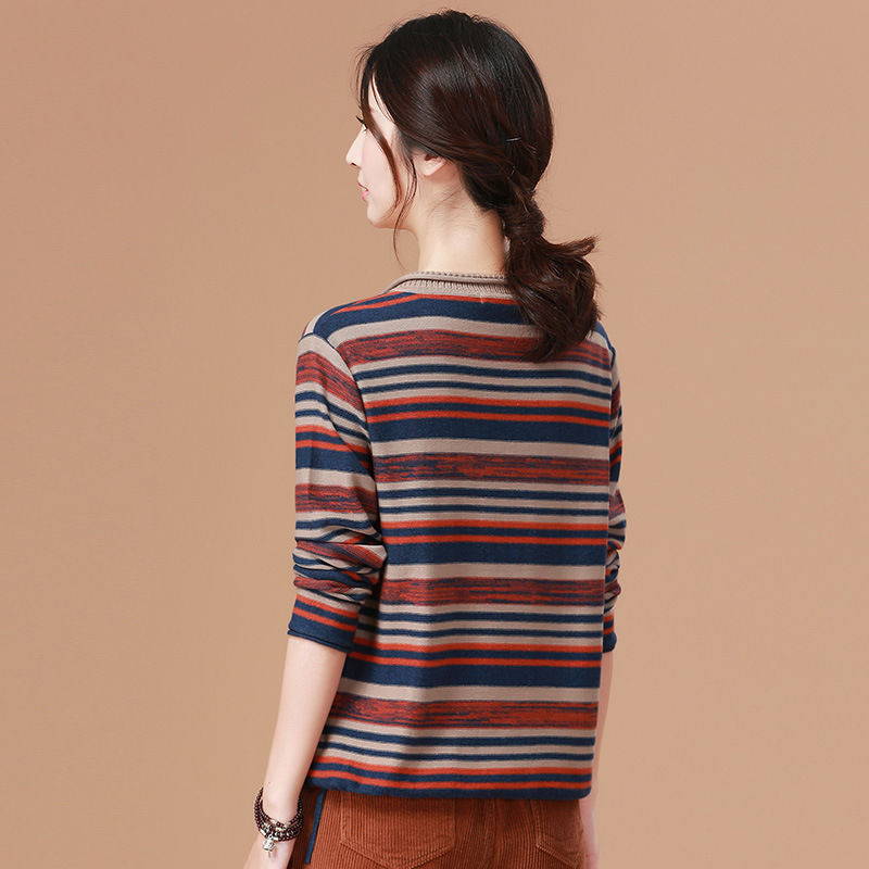 白露都过了，聪明女人早就备上新款毛衣，配上小脚裤穿，美上添嫩