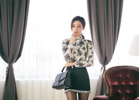 冷艳娇俏的气质美女，复古风短裙显柔媚典雅，清澈眼神明亮又灵动