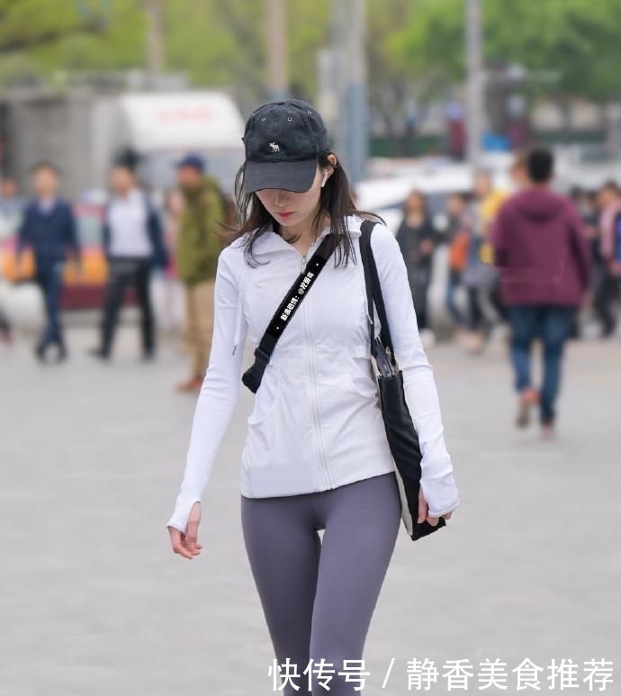 『拍摄』淡紫色紧致瑜伽裤街头拍摄,勾勒出完美腿型!