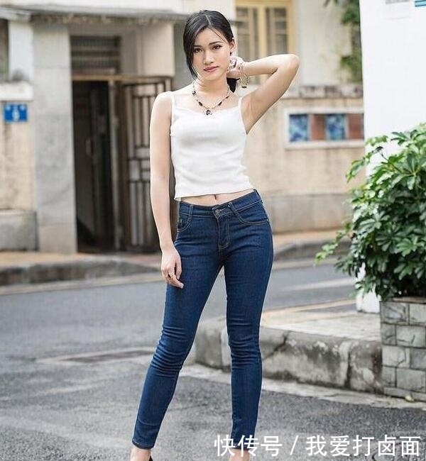 青春活力:充满青春活力,气场十足!,身材紧致的牛仔裤美女