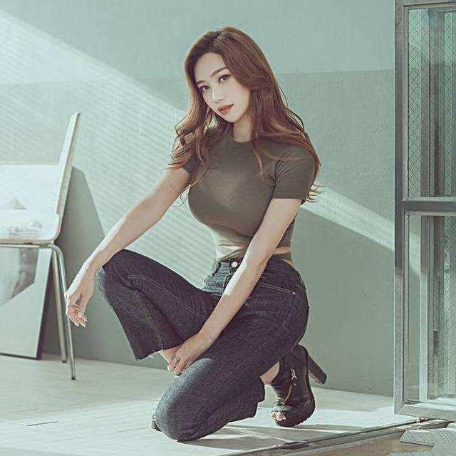 夏日的短裤紧身裤是很好穿，充满了女人味，修饰出窈窕身材