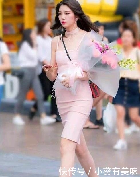 #漂亮#时尚街拍街上的时尚漂亮的小姐姐,牛仔裤一样可以很美